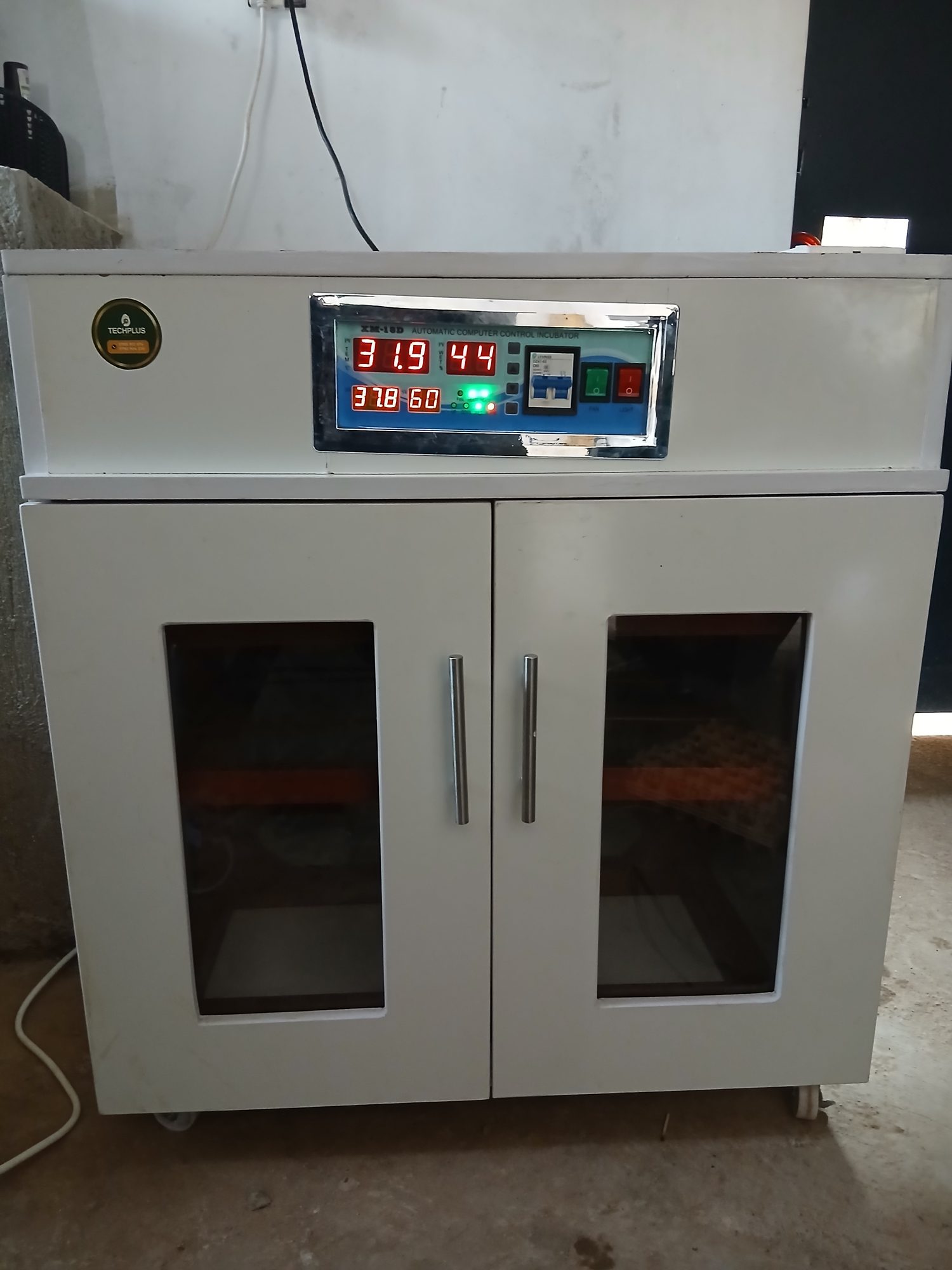 TechPlus Trust V15 solar-powered egg incubator
